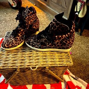 Fashion sneaker size 8